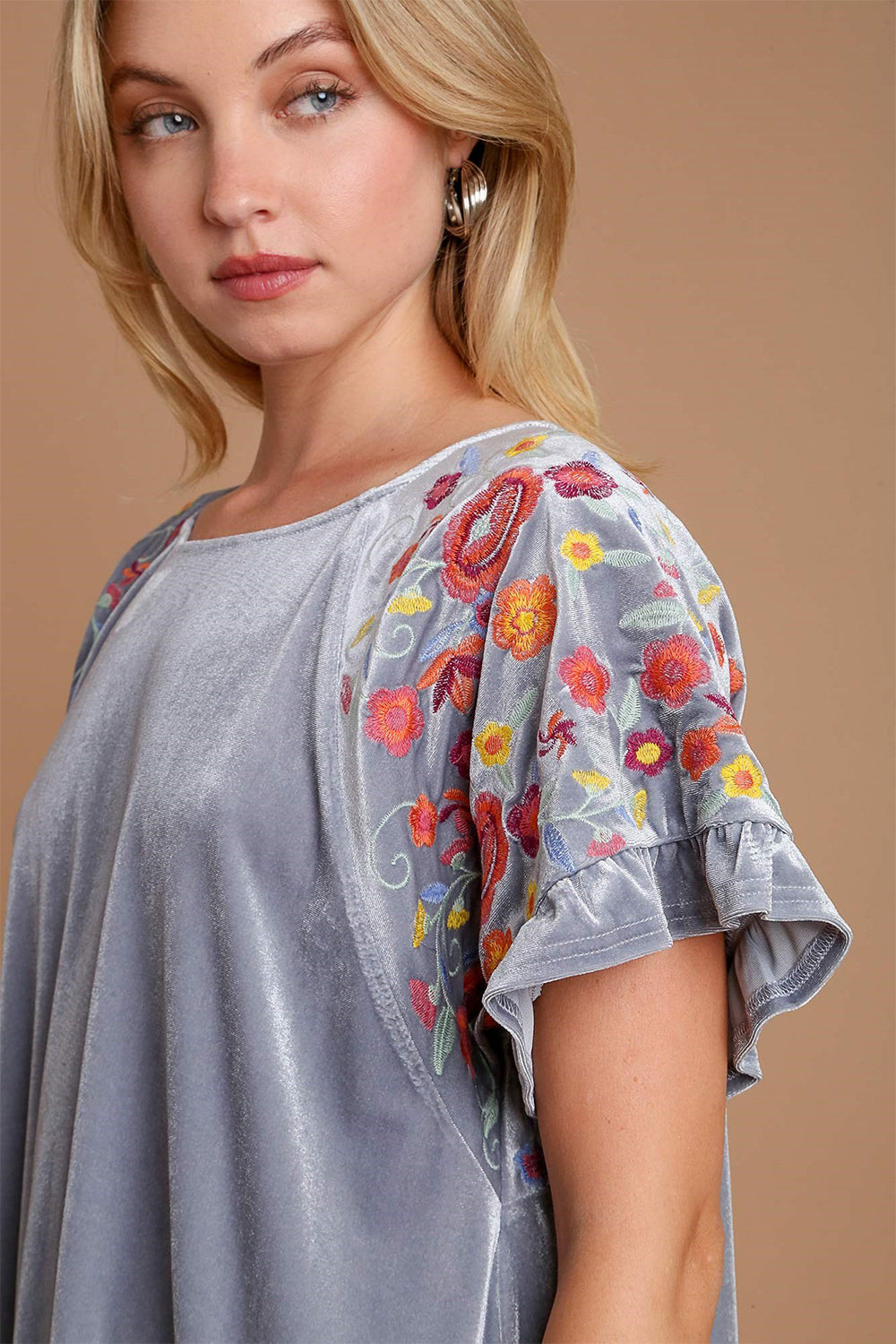 Victoria® | Fluwelen blouse met korte mouwen en borduursel