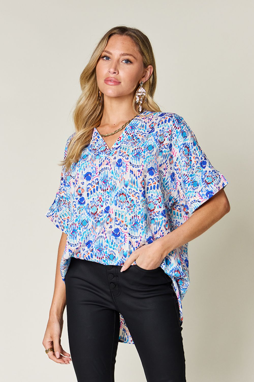 Magdalena® | Full size blouse met V-hals en korte mouwen met print van Double Take