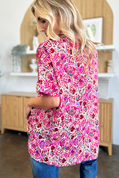 Magdalena® | Full size blouse met V-hals en korte mouwen met print van Double Take