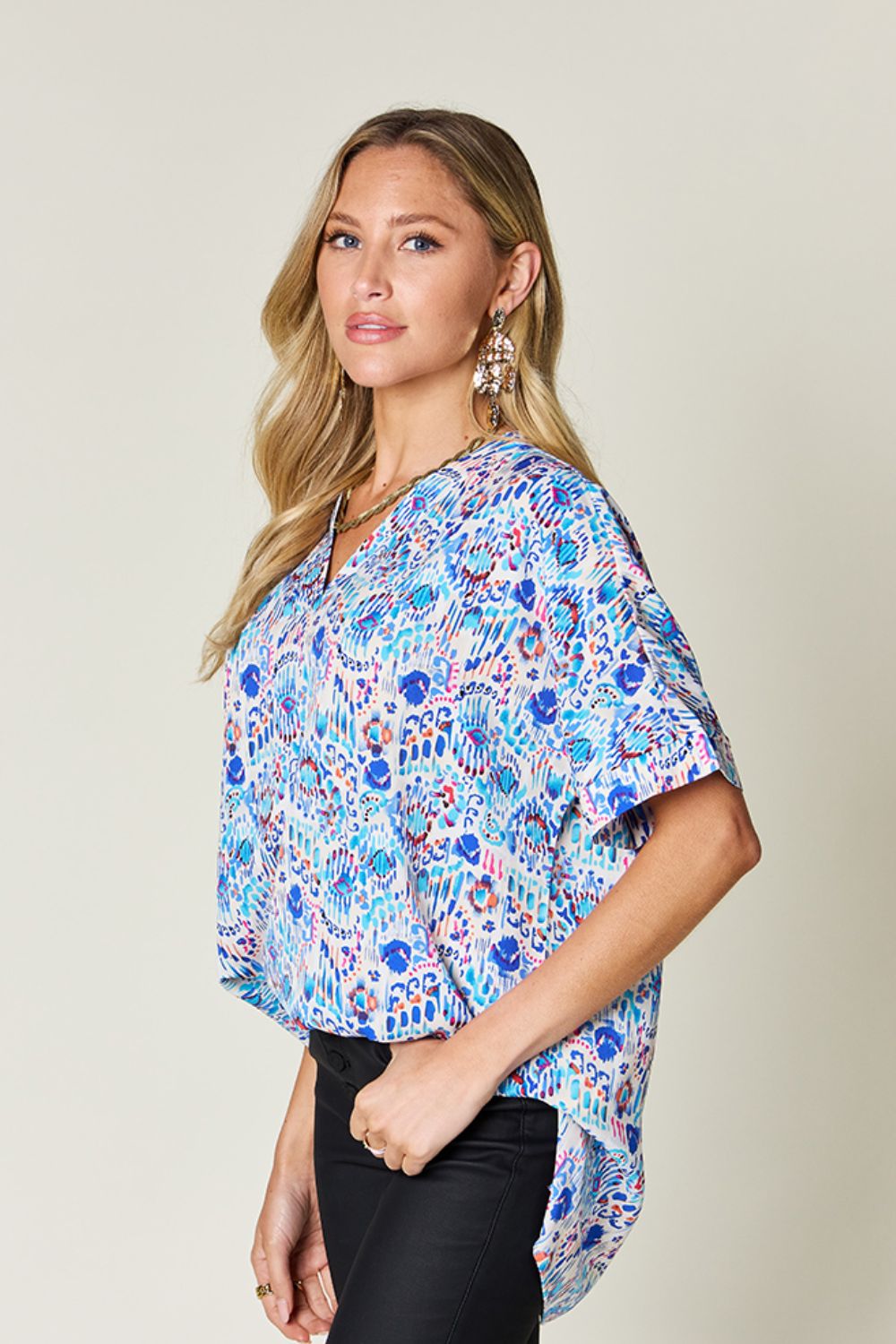 Magdalena® | Full size blouse met V-hals en korte mouwen met print van Double Take