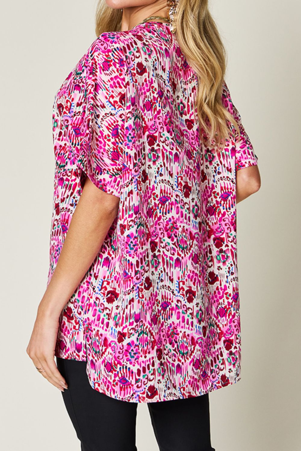 Magdalena® | Full size blouse met V-hals en korte mouwen met print van Double Take