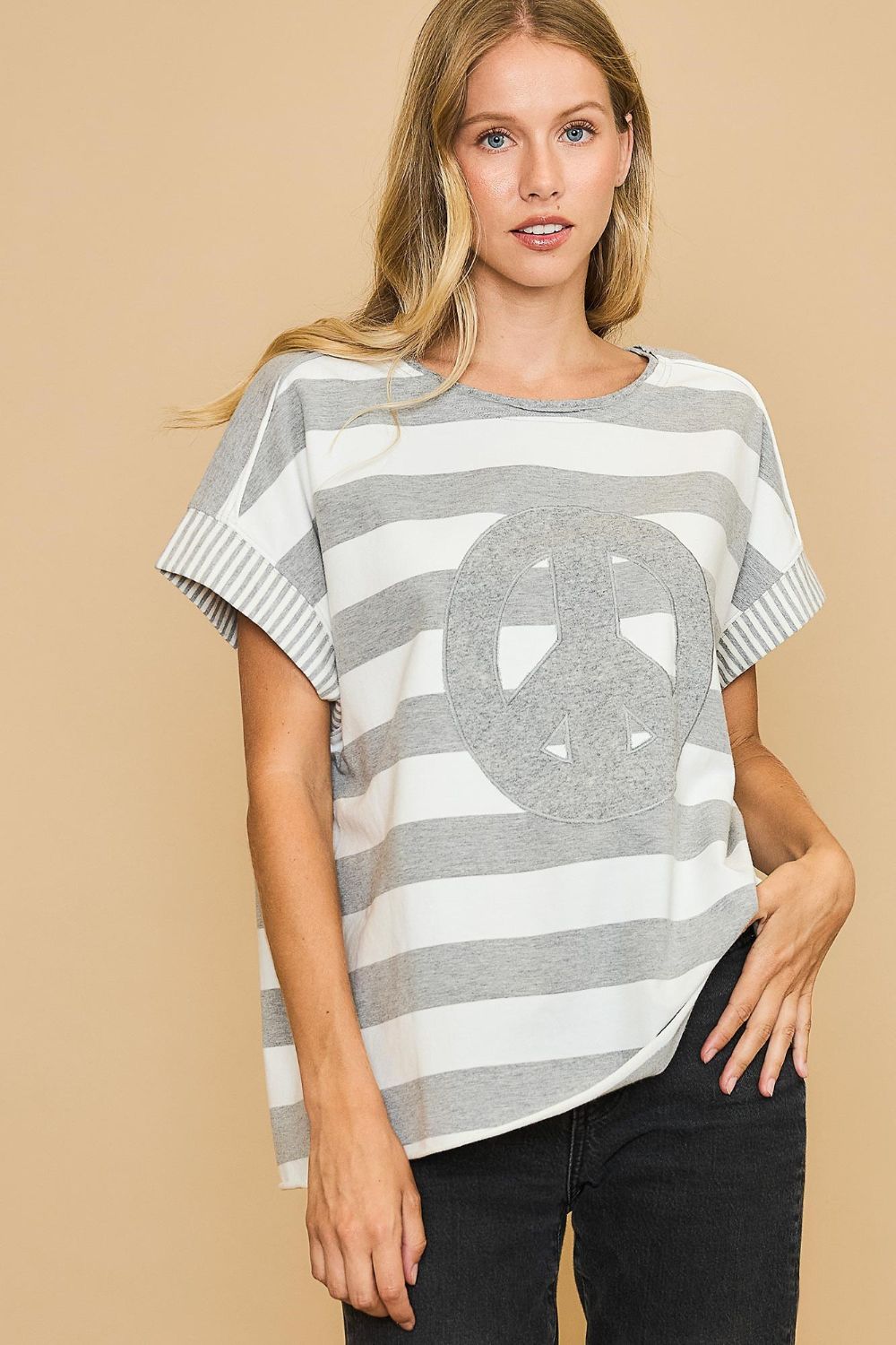 Araceli® | Gestreept T-shirt van French Terry met vredestekenpatch