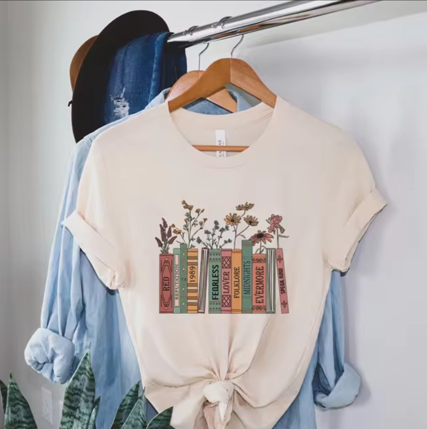 Raquel® | T-shirt met boek- en bloemenprint