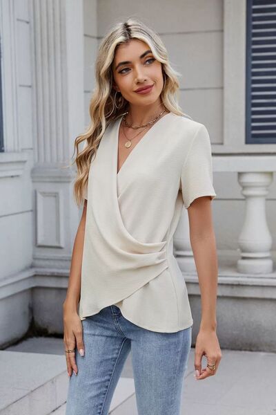 Leila® | Effen blouse met korte mouwen en overslagpatroon