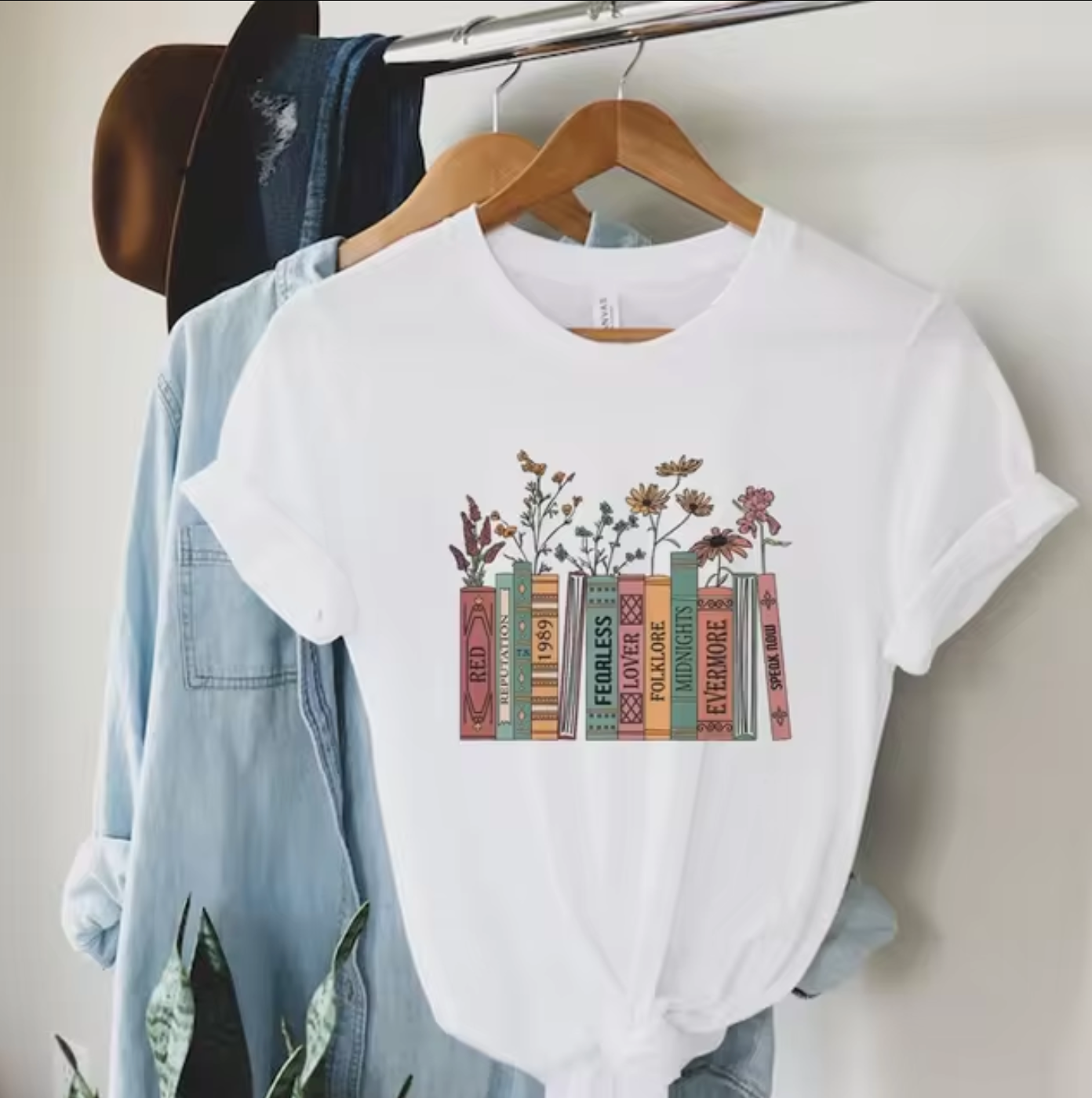 Raquel® | T-shirt met boek- en bloemenprint