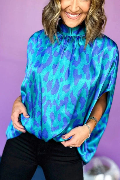 Zenaida® | Blauwe losse blouse met opstaande kraag en vleermuismouwen in luipaardprint