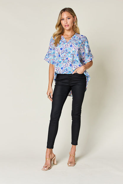 Magdalena® | Full size blouse met V-hals en korte mouwen met print van Double Take