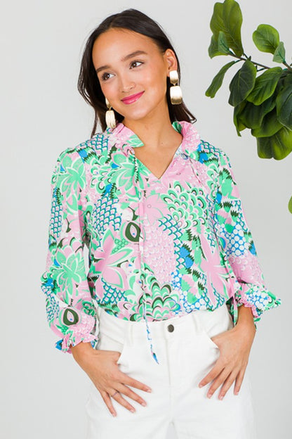 Clementine® | Groene, losjes gebonden blouse met een bloemmotief en een V-hals