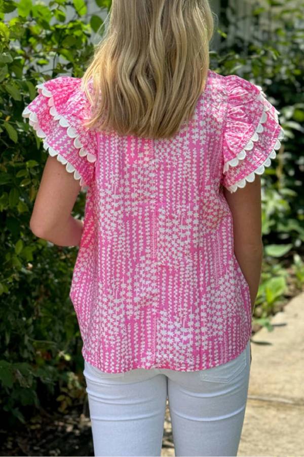 Penelope® | Roze blouse met abstracte print, ric-rac-afwerking, fladdermouwen en ingekerfde V-hals