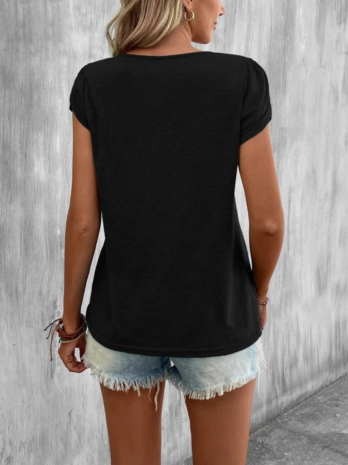 Ariana® | Asymmetrisch T-shirt met bloemmouwen