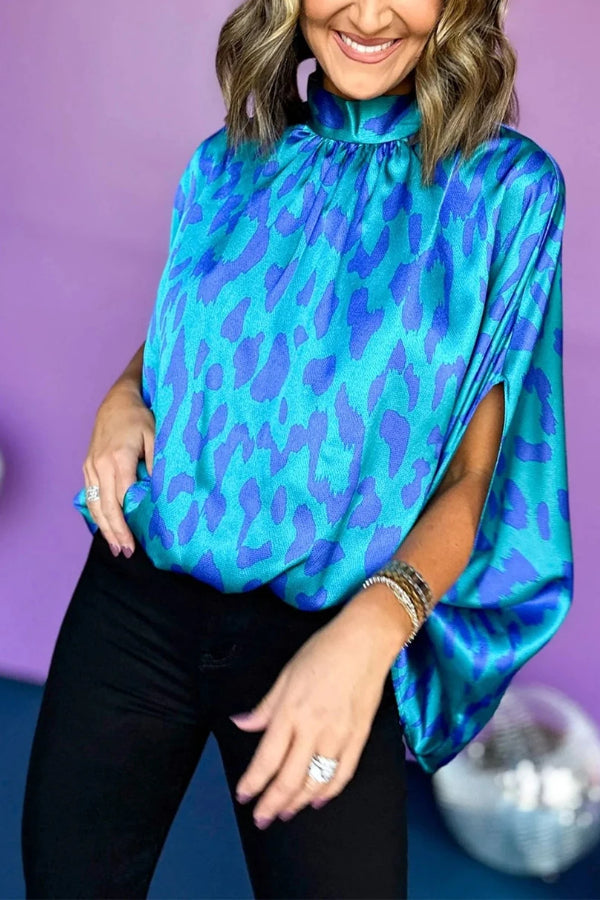 Zenaida® | Blauwe losse blouse met opstaande kraag en vleermuismouwen in luipaardprint