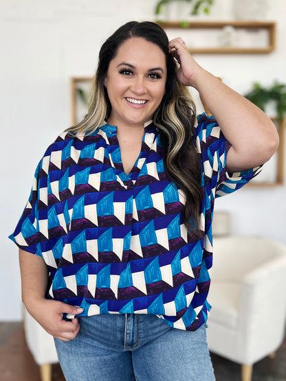 Oriana® | Full-size double-take blouse met een geometrisch patroon en halflange mouwen