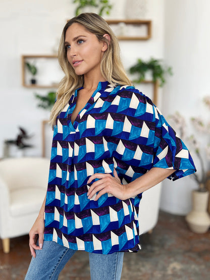 Oriana® | Full-size double-take blouse met een geometrisch patroon en halflange mouwen