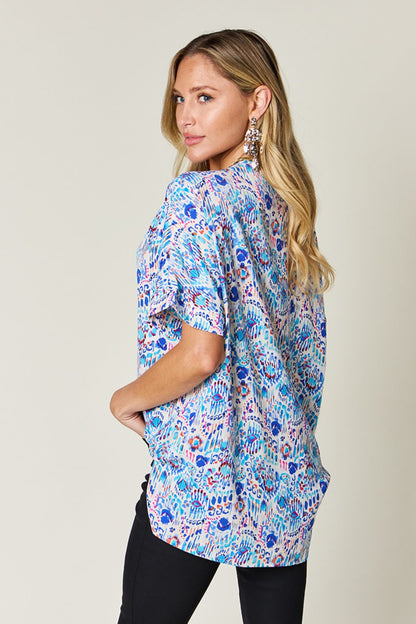 Magdalena® | Full size blouse met V-hals en korte mouwen met print van Double Take