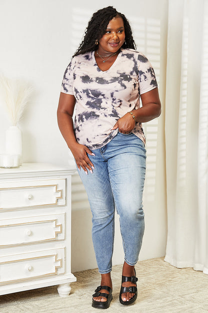 Michelle® | Double Take tie-dye T-shirt met V-hals