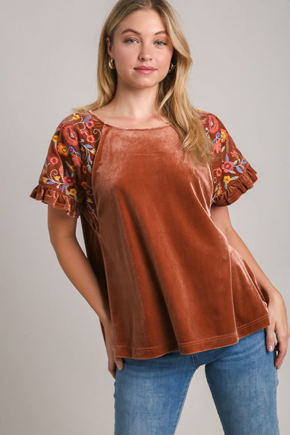 Yoselin® | Fluwelen blouse met korte mouwen en borduursel