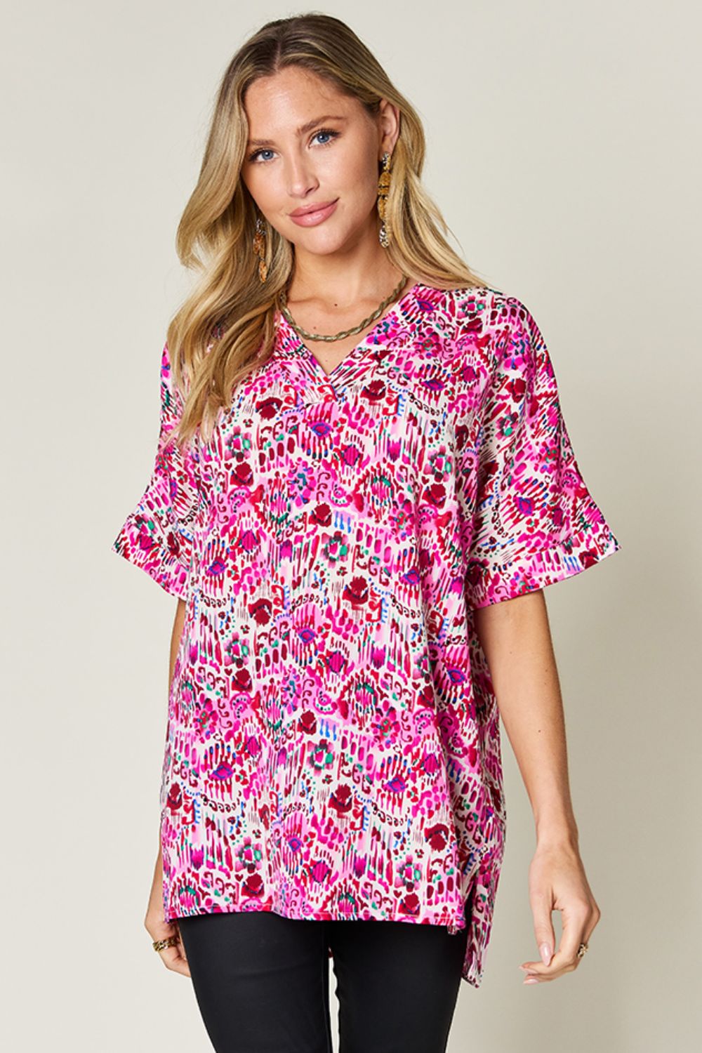 Magdalena® | Full size blouse met V-hals en korte mouwen met print van Double Take