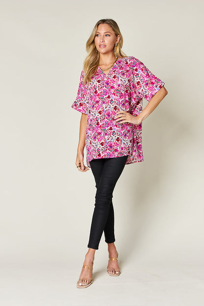 Magdalena® | Full size blouse met V-hals en korte mouwen met print van Double Take