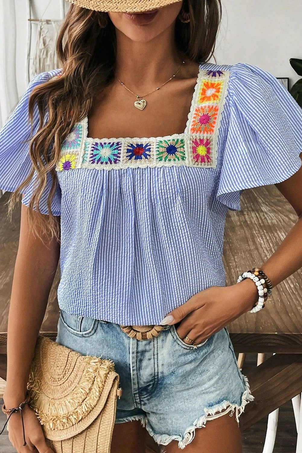 Alba® | Hemelsblauw gestreepte boho blouse met gehaakte applicatie