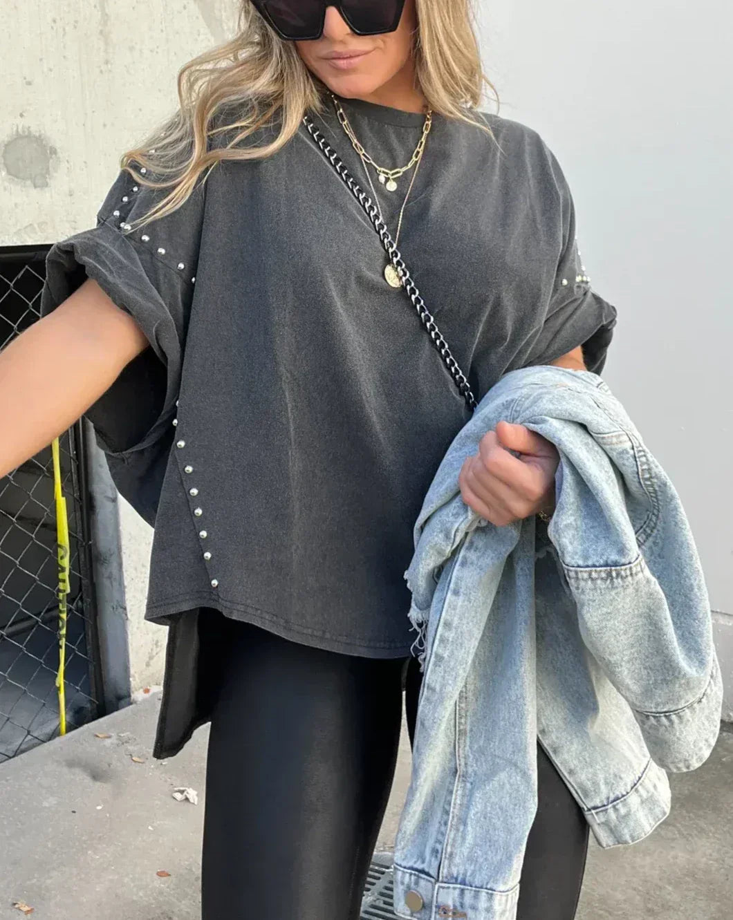 Walburga® | OVERSIZED T-SHIRT MET BESLAG